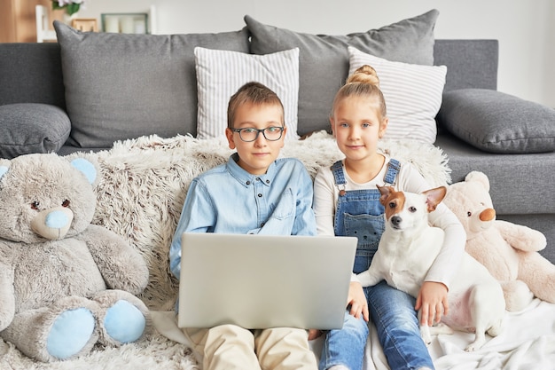 Niños viendo videos en la computadora portátil