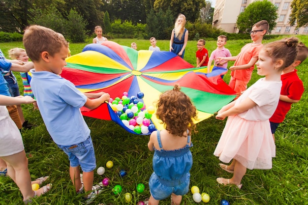 Niños vista divirtiéndose en fiesta cumpleaños de verano juegos que involucran a