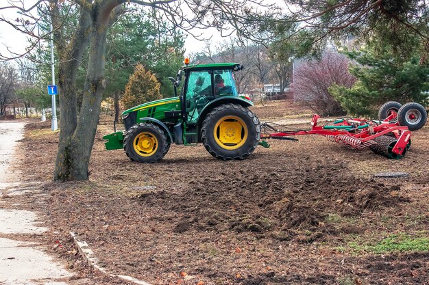 Nitra Eslovaquia 01162024 Un tractor labra el suelo en un campo