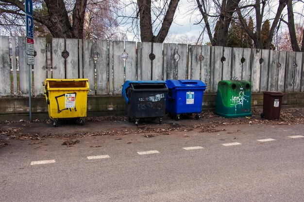 Nitra Slowakei 01162024 Müllcontainer auf einer Stadtstraße