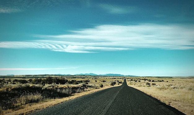 Nível da superfície da estrada ao longo da paisagem rural