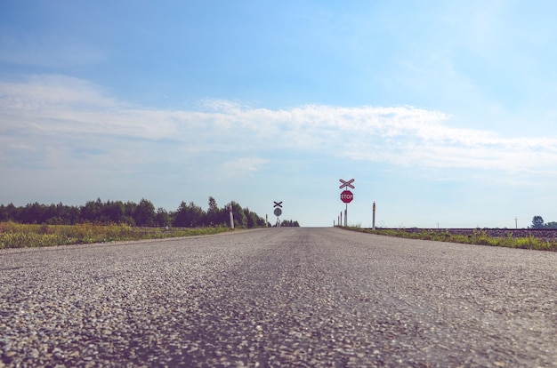 Nível da superfície da estrada contra o céu