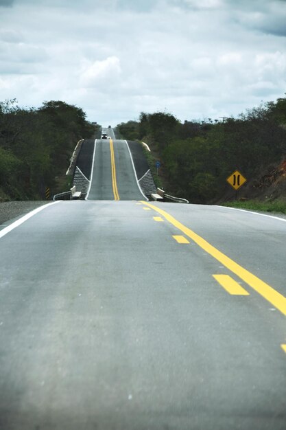 Foto nível da superfície da estrada em relação ao céu