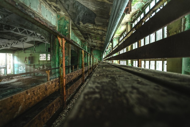 Nível da superfície da parede de contenção de madeira numa sala de desporto abandonada