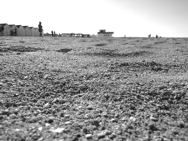 Foto nível da superfície da praia em contraste com o céu limpo