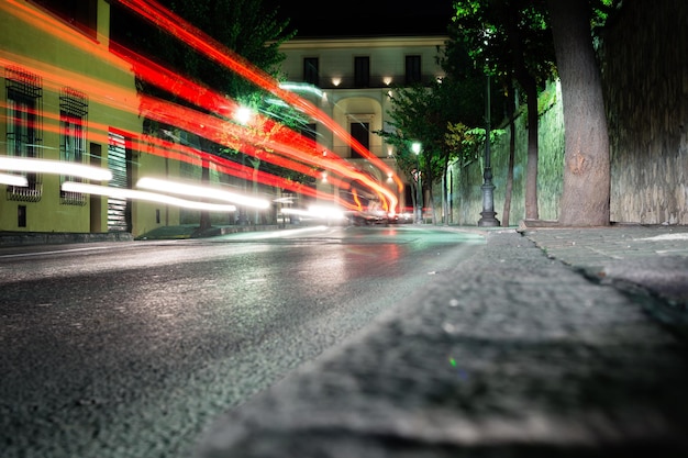 Foto nível da superfície da rua iluminada à noite