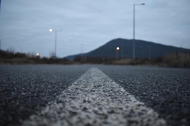 Foto nível de superfície da estrada contra o céu.