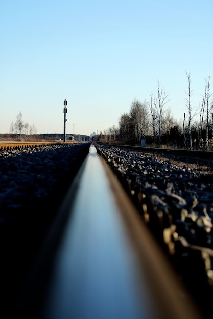 Foto nível de superfície da via ferroviária em céu despejado
