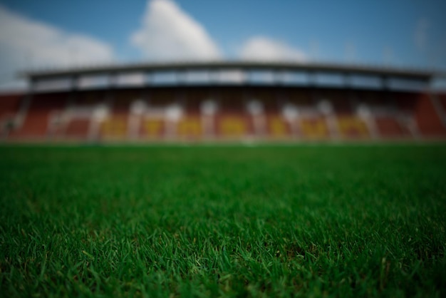 Foto nível de superfície do campo de futebol contra o céu