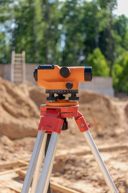 Nivel geodésico en el sitio de construcción Indicación de la elevación del edificio en construcción Primer plano Fondo borroso