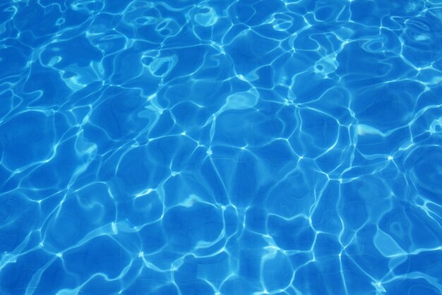 El nivel del mar en la piscina de verano, la superficie del agua, la textura de las olas, el fondo