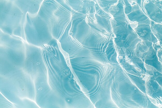 El nivel del mar en la piscina de verano, la superficie del agua, la textura de las olas, el fondo