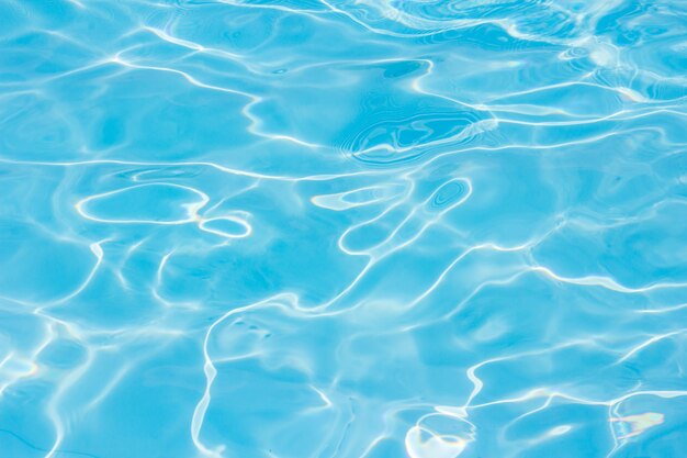 El nivel del mar en la piscina de verano, la superficie del agua, la textura de las olas, el fondo