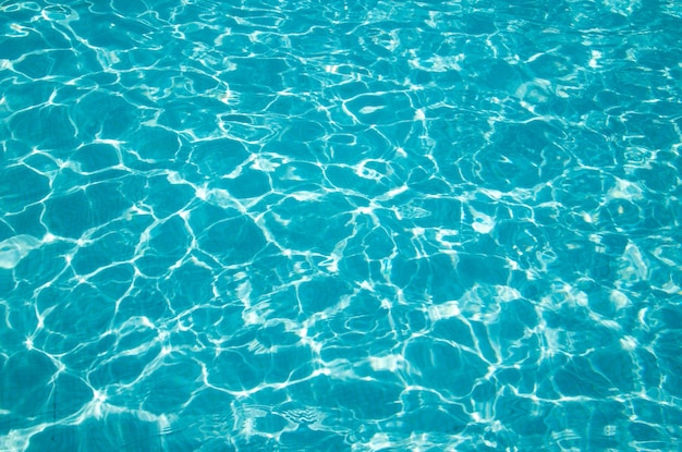 El nivel del mar en la piscina de verano, la superficie del agua, la textura de las olas, el fondo
