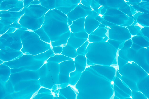 El nivel del mar en la piscina de verano, la superficie del agua, la textura de las olas, el fondo