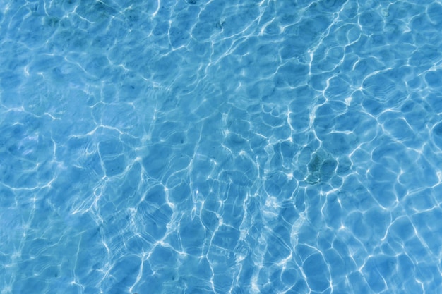 El nivel del mar en la piscina de verano, la superficie del agua, la textura de las olas, el fondo