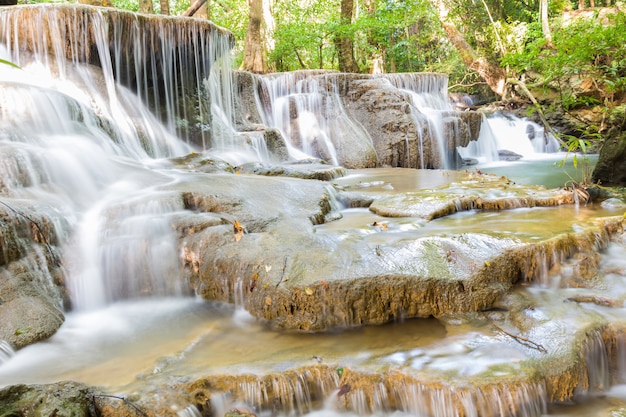 Nivel seis de la cascada Huai Mae Kamin en Kanchanaburi, Tailandia