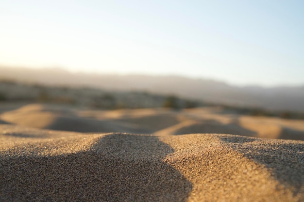 Foto nivel de superficie de arena en el desierto contra un cielo despejado