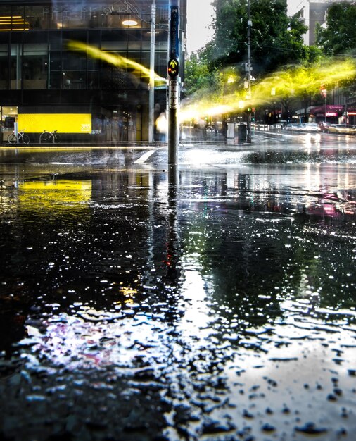 Foto nivel de superficie de la calle húmeda en la temporada de lluvias
