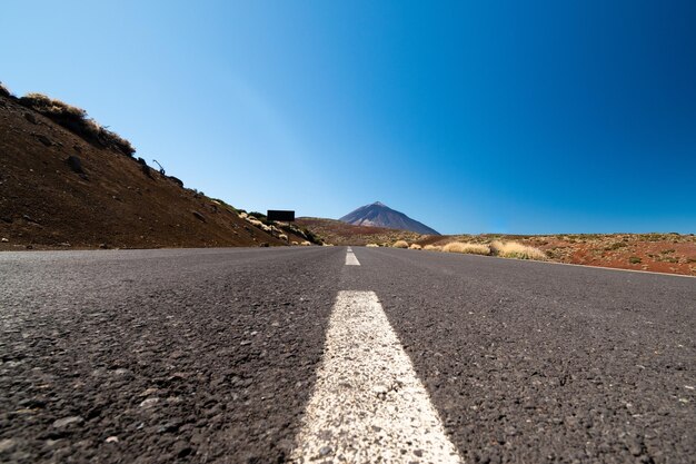 Nivel de la superficie de la carretera frente a un cielo azul claro