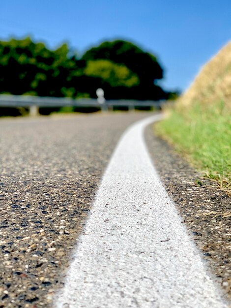 Foto nivel de la superficie de la carretera con respecto al cielo