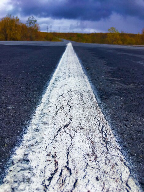 Nivel de la superficie de la carretera con respecto al cielo