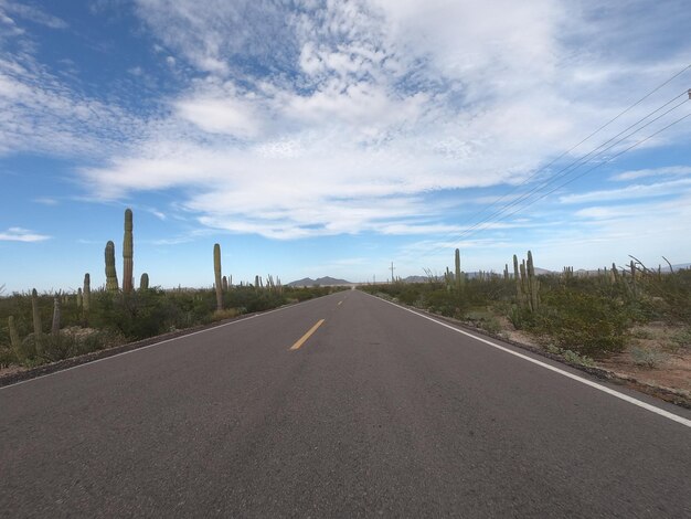 Foto nivel de la superficie de la carretera con respecto al cielo