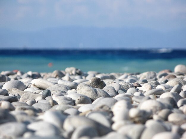 Nivel de superficie de las piedras en la playa contra el cielo