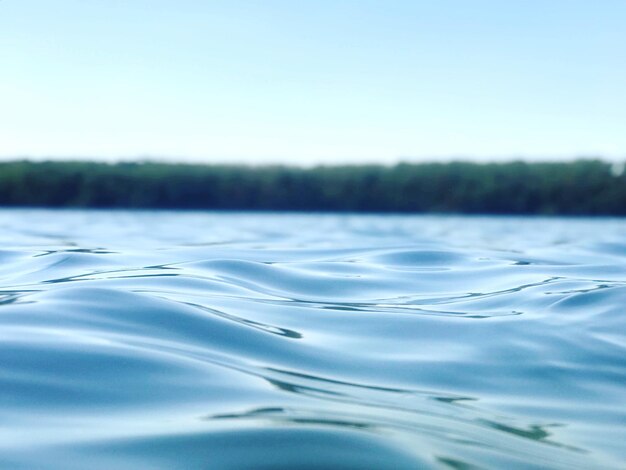 Foto nivel de la superficie de la piscina frente a un cielo despejado