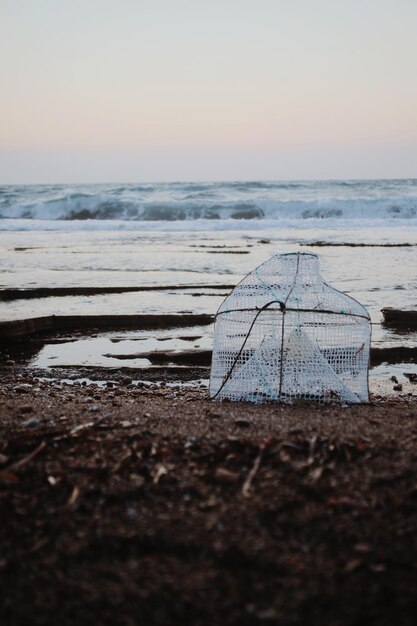 Foto nivel de la superficie de la playa contra el cielo durante la puesta del sol