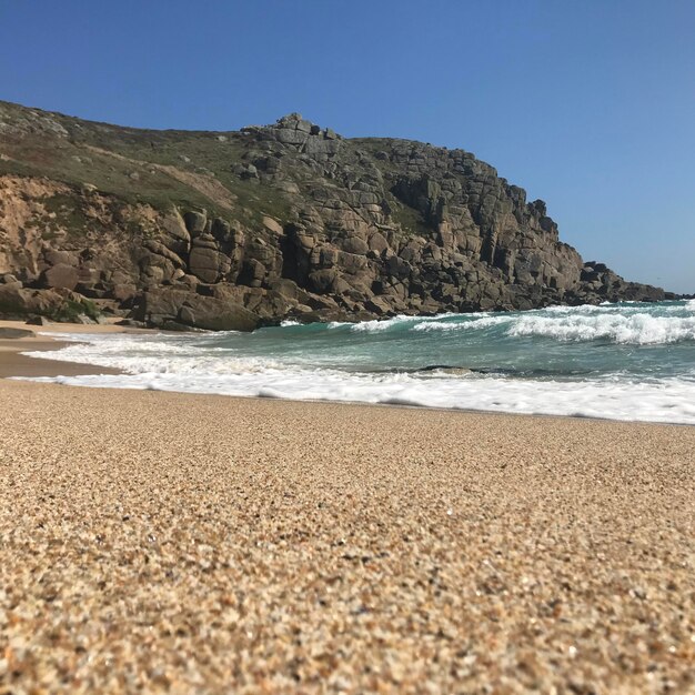 Foto nivel de la superficie de la playa frente a un cielo despejado