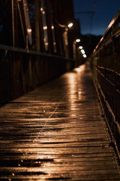 Foto nivel de la superficie del puente peatonal por la noche