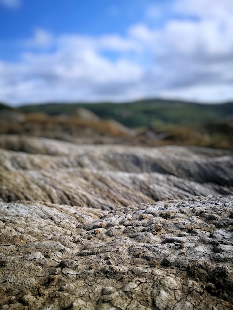 Foto nivel de la superficie de las rocas en tierra contra el cielo