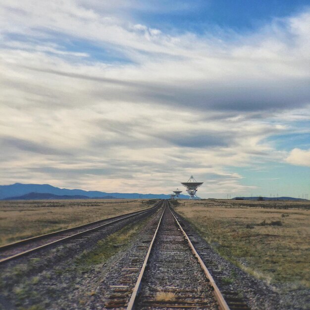 Foto nivel de superficie de las vías ferroviarias a lo largo del paisaje