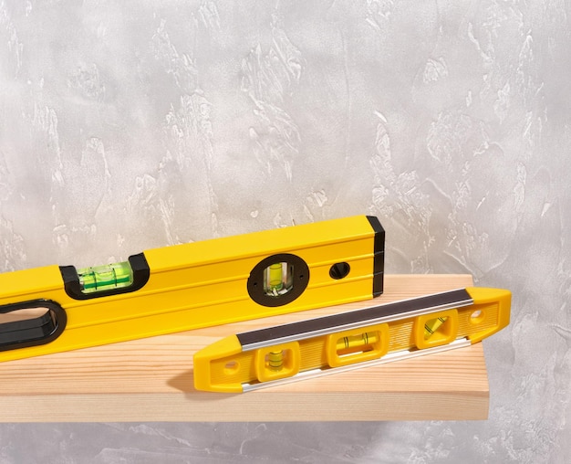 Foto niveles de construcción amarillos en mesa de madera herramientas en el taller