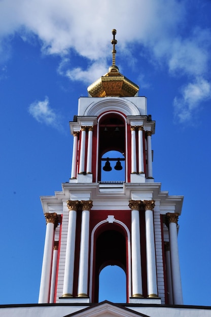 Los niveles superiores de la Iglesia de San Jorge el Victorioso. Vista del campanario del templo. Día soleado de verano.