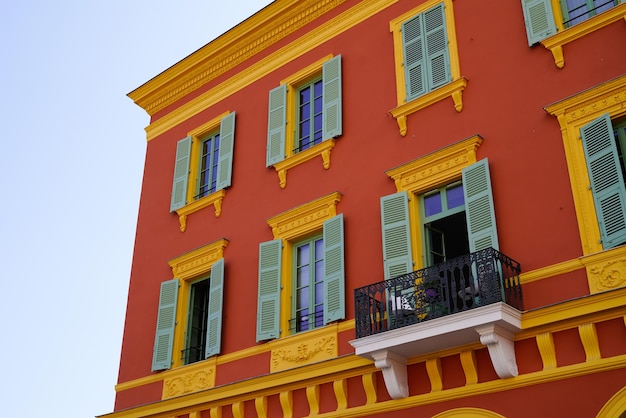 Niza en Francia colorida fachada roja amarilla con murales típicos persianas en lugar Garibaldi sur francés