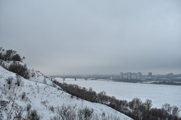 Nizhny Novgorod em um dia sombrio de inverno