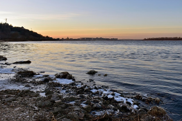 Nizhny Novgorod. Pôr do sol no rio