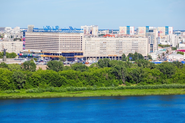 NIZHNY NOVGOROD, Rusia - 29 de junio de 2016: Marins Park Hotel en la plaza Lenin en Nizhny Novgorod, Rusia.