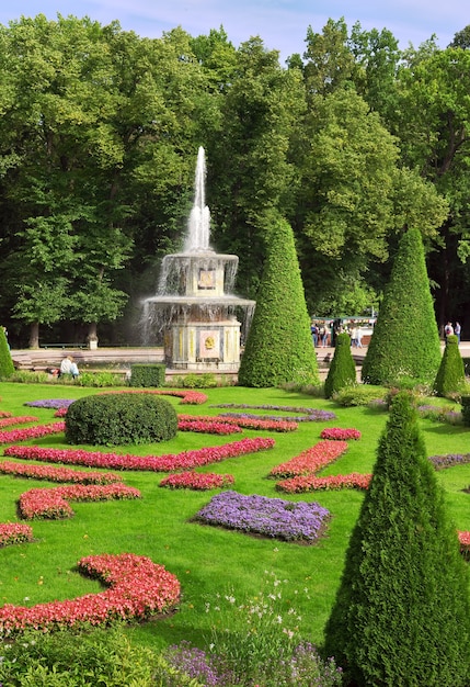 Nizhny Park fuentes romanas cerca de los flujos de agua de decoración de mármol en cascada de diapositivas de tablero de ajedrez