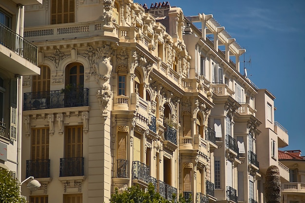 NIZZA, FRANKREICH 26. FEBRUAR 2020: Gebäude auf den Straßen von Nizza in Frankreich