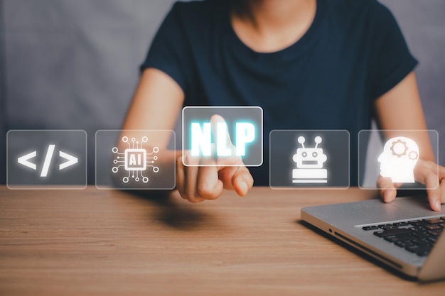 NLP natürliche Sprachverarbeitung kognitive Computing-Technologie Konzept Geschäftsperson Hand hält VR-Bildschirm NLP-Symbol mit blauem Bokeh-Hintergrund KI Künstliche Intelligenz