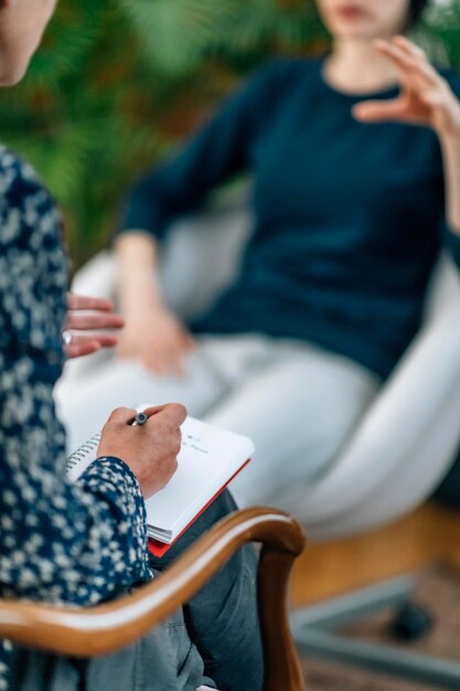 Foto nlp- oder neurolinguistische programmierung praktiker haben ein gespräch mit einem kunden