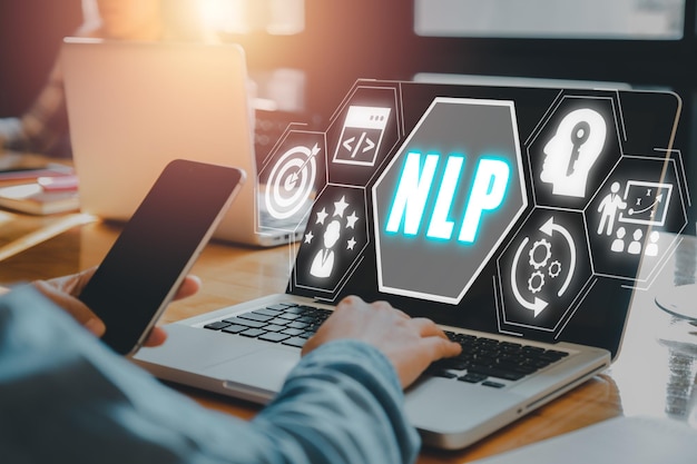 NLP procesamiento del lenguaje natural concepto de tecnología de computación cognitiva Persona de negocios que utiliza una computadora portátil con pantalla VR Ícono NLP Inteligencia artificial