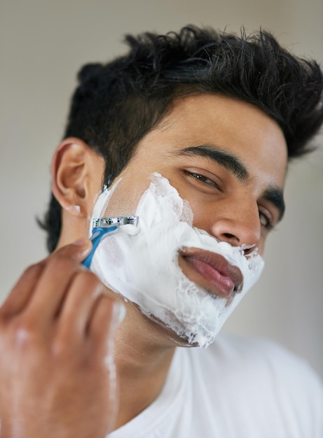 No se afeita Noviembre se hace Foto de un apuesto joven afeitándose el vello facial en el baño