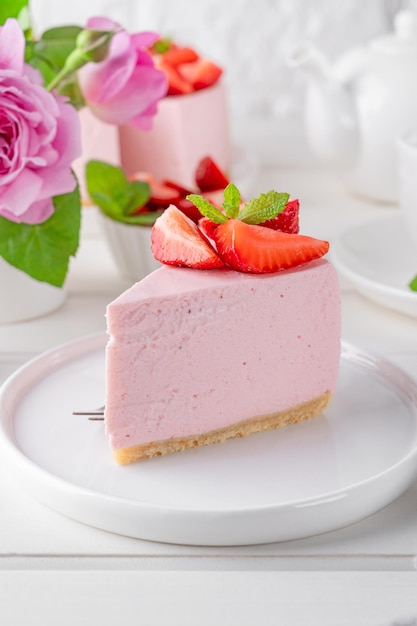 No Bake Cheesecake mit frischen Erdbeeren auf weißem Holzhintergrund Sommerdessert