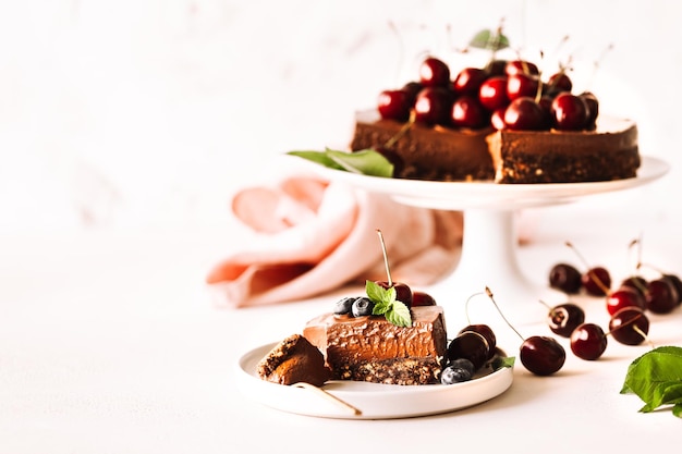 No Bake Schokoladen-Käsekuchen mit frischen Kirschen und Minze, kopieren Sie Platz für Ihren Text Horizontal