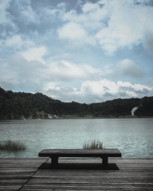 Foto no banco do lago contra o céu