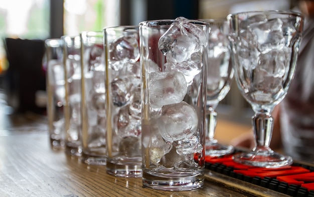 no bar, alguns copos com gelo preparados para coquetéis.